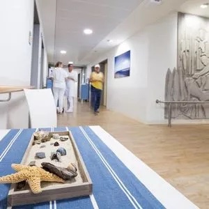 Ansicht eines Flures mit angenehmer Ausleuchtung, im Vordergrund sind Muscheln und Seesterne zu sehen.