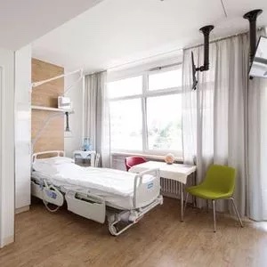 Ansicht eines gut ausgetatteten Patientenzimmers.